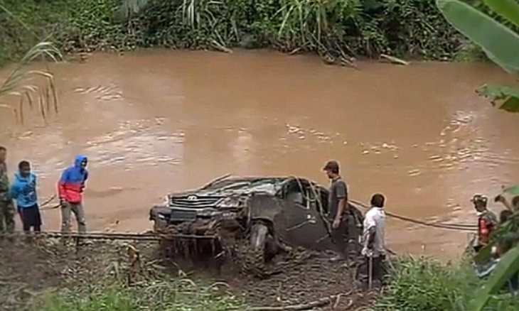 Mobil Terjun ke Sungai, 5 Selamat,  1 Meninggal,  Lainnya Hilang