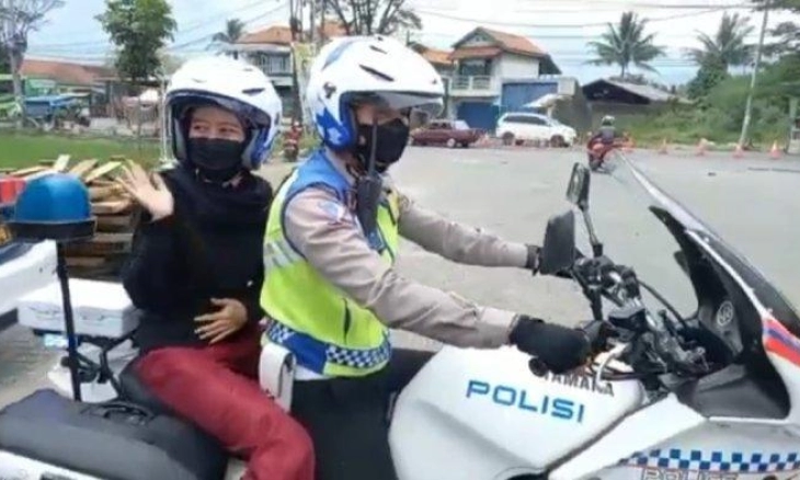 Ibu Hamil Ngidam Naik Moge Polisi