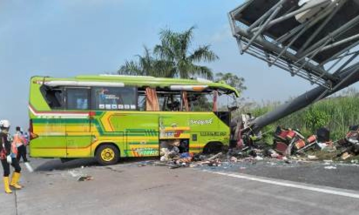 Kecelakaan di  Tol Sumo yang Tewaskan Belasan Orang Diduga Sopir Bus Ngantuk