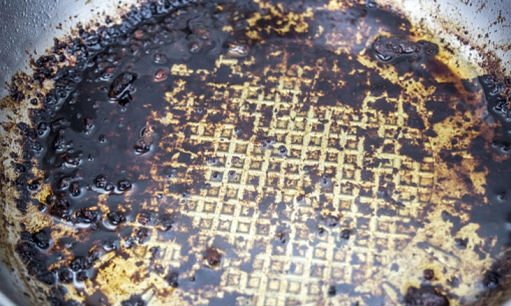 Bersihkan Panci Gosong dengan Cuka Putih