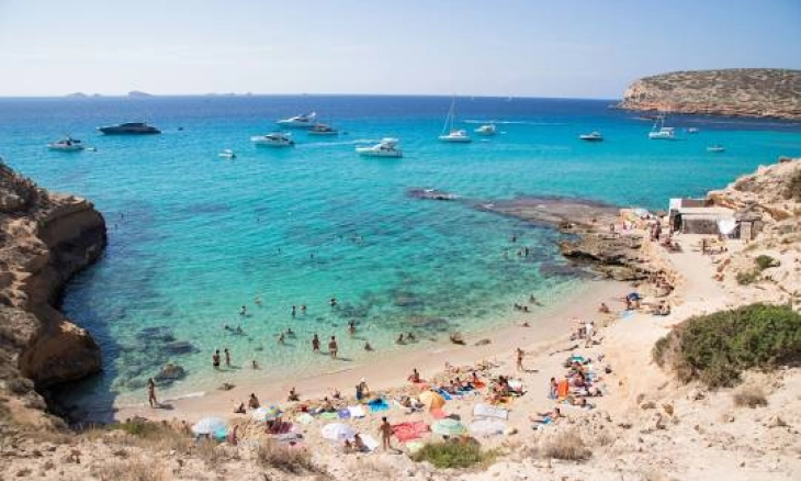 Pemerintah Spanyol Dorong Perempuan Tolak Kekerasan Estetika di Pantai