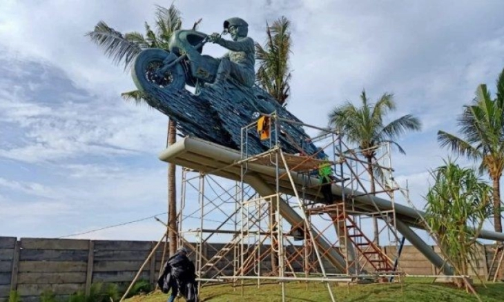 Patung Presiden Jokowi  Telah Terpasang di Sirkuit Mandalika