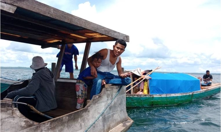 Polairud Polda Maluku dan Tim SAR Pos Dobo Evakuasi Penumpang Kapal Motor Mati Mesin di Perairan Pulau Babi