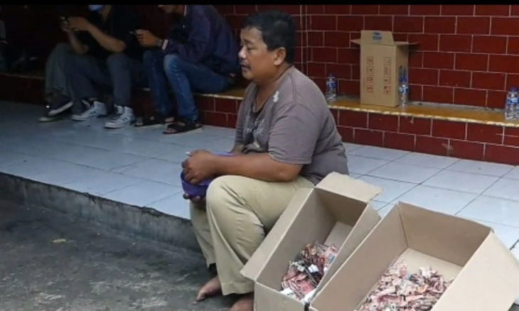 Uang Rp 100 Juta Lebih Milik Penjaga Sekolah SD Hancur Dimakan Rayap