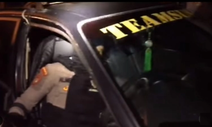 Polrestro Depok Tilang Mobil Ormas Pakai Rotator