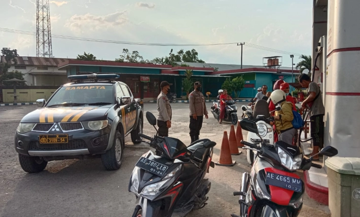 Jelang HUT RI, Polsek Padas Pantau Antrian BBM