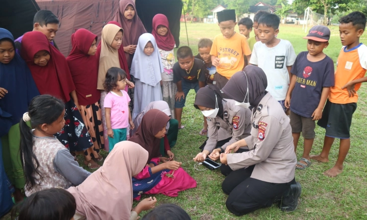 Polwan Polda Banten Berikan Trauma Healing kepada Anak Terdampak Bencana Gempa