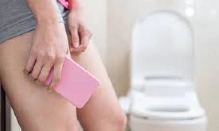 Ketahui 4 Hal yang Membahayakan Kesehatan Jika Menggunakan Ponsel di Toilet