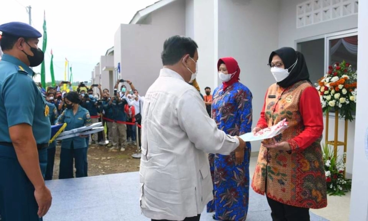 Prabowo Serahkan Kunci Rumah dan Seetifikat kepada 53 Ahli Waris Pahlawan KRI Nanggala-402