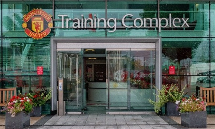 Dihantam Covid-19, Laga MU vs Brentford Ditunda