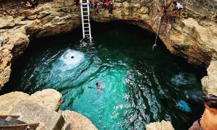 Pusat Laut Donggala Sumur Raksasa Unik dan Jernih Membiru