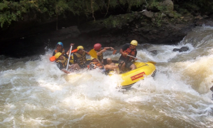 Rafting Sungai Cisadane yang Menantang