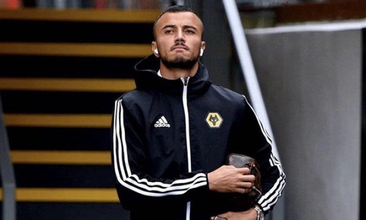 Barcelona Ingin Bajak Bek Wolverhampton