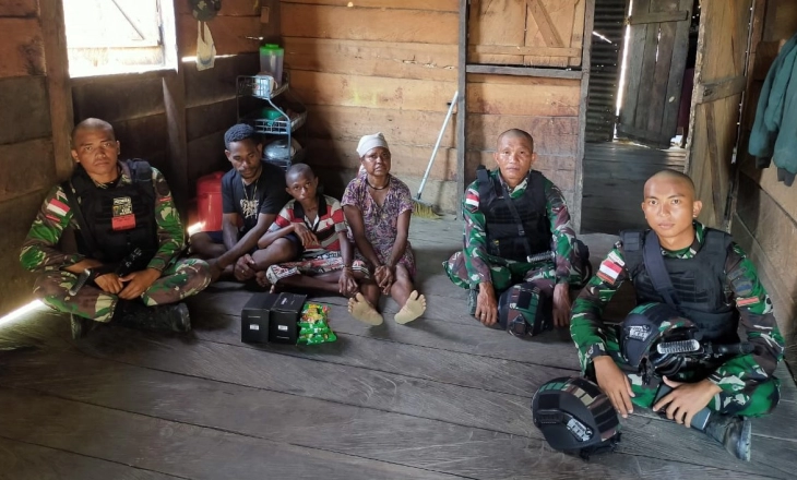 Satgas Pamtas RI-PNG Bagikan Sembako untuk Warga Kampung Towe Hitam