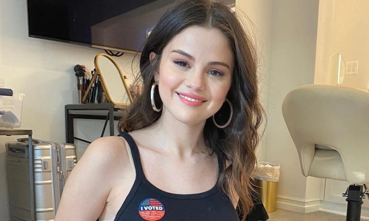 Selena Gomez Hampir Terjatuh di SAG Awards