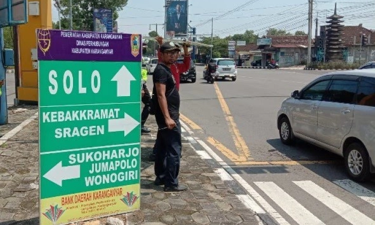Jelang Mudik, Satlantas Polres Karanganyar dan Dishub Pasang Rambu Jalan