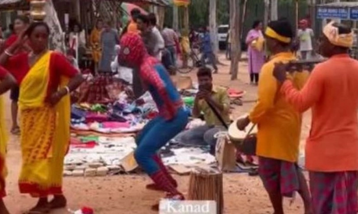 Pria Berkostum Spider-Man Menari di Pasar Viral
