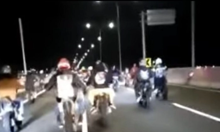 Rombongan Supermoto Masuk Tol Kelapa Gading-Pulo Gebang Jakarta