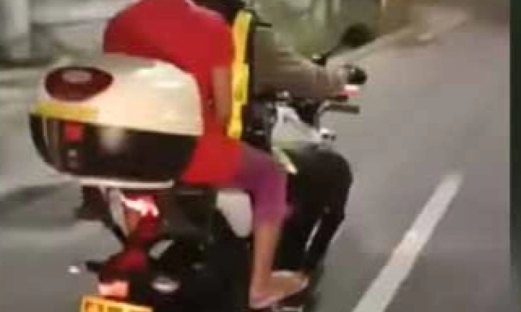 Anggota Satlantas Polrestabes Surabaya Antarkan Anak Perempuan yang Kesasar Pulang