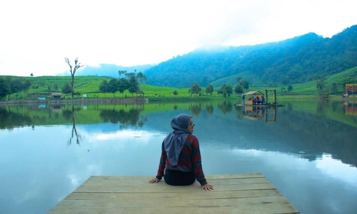 Telaga Saat Telaga Tersembunyi di Perkebunan Teh