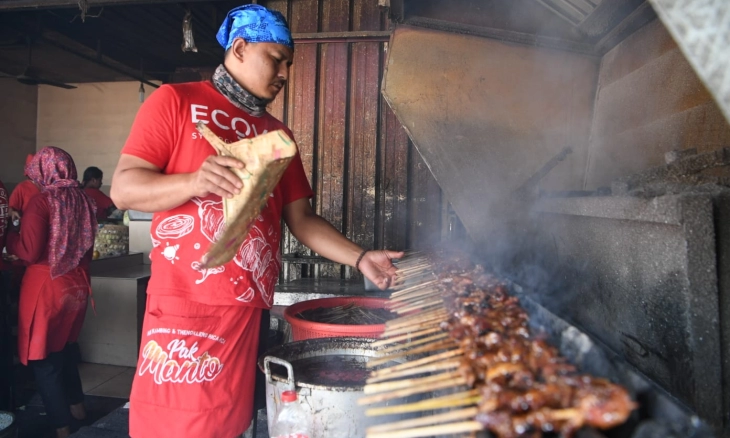 Wisata Sambil Mencicipi Sate Kambing dan Tengkleng Rica-rica