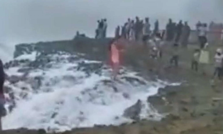 Turis Hanyut Tersapu Ombak, Dua Orang Tewas Tiga Lainnya Masih Hilang