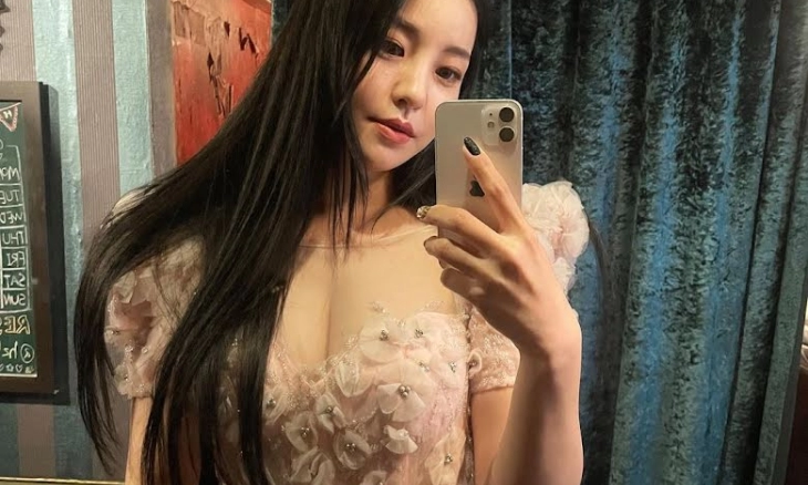 Demi Sosok Glamournya, Yujeong Biarkan Kedua Payudaranya Disentuh Banyak Temannya