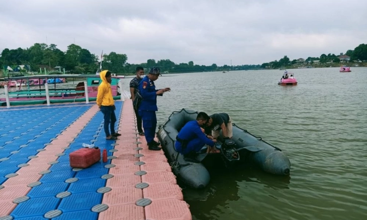 Antisipasi Terjadinya Kecelakaan, Ditpolairud Polda Jambi Siagakan Rubber Boat di Tempat Wisata Danau Sipin