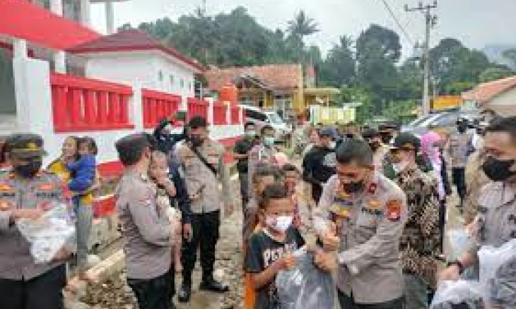Wakapolda Banten Salurkan Perlengkapan Sekolah untuk Anak-anak di Kabupaten Lebak
