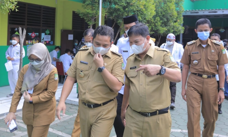 Walkot Tangerang Tinjau Pelaksanaan Vaksinasi Perdana bagi Anak Usia 6 - 11 Tahun